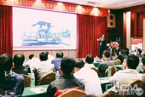 戴纳派克中国区销售总监庞磊先生讲解戴纳派克摊铺机优势