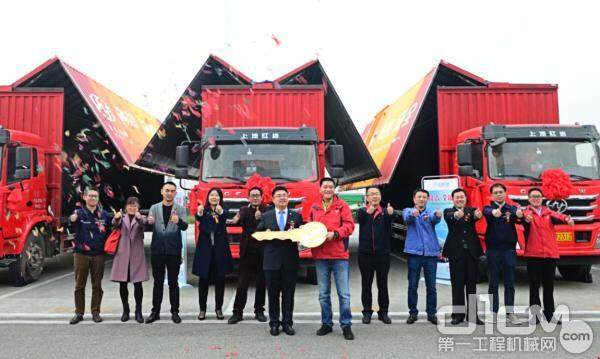 上汽红岩的一批红岩杰豹飞翼车在重庆批量交付某入厂物流企业。上汽红岩及用户领导和嘉宾出席了交车仪式