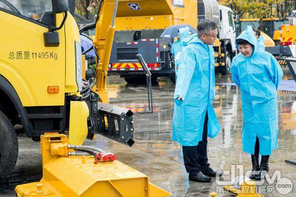 客户参观徐工道路设备