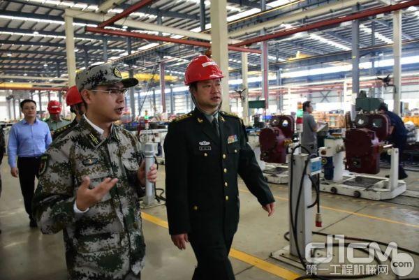 刘建军政委一行首先参观了晋工机械联合一车间的薄板、桥箱、涂装生产线
