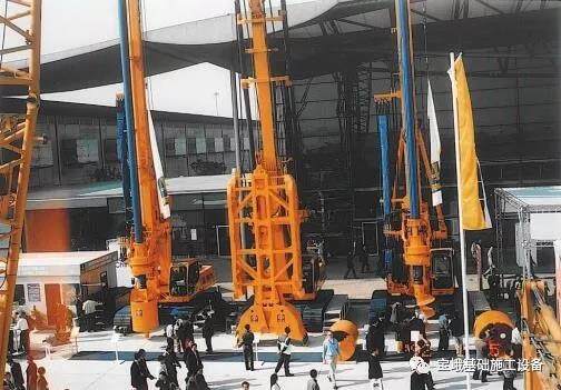 图为2002年，第一届上海宝马展，宝峨公司展出了新型的旋挖钻机、连续墙液压抓斗和多功能钻机。 
