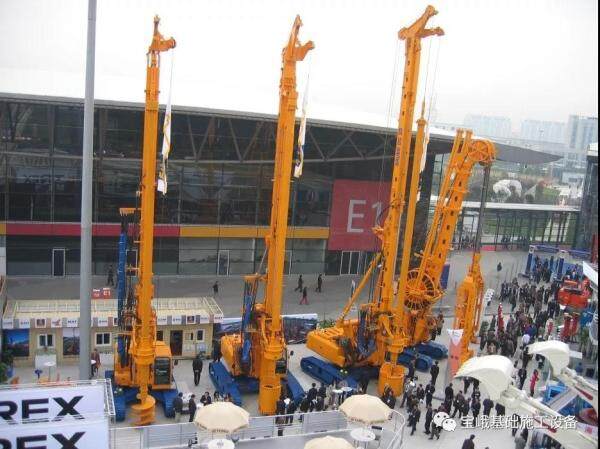图为2004年上海宝马展，宝峨公司展出的各种型号的旋挖钻机和液压抓斗吸引了大量参观者 
