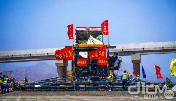 行业最智能的大型摊铺机徐工RP1655在京藏高速表现出色