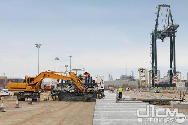 采用维特根新型 SP 64i 滑模摊铺机在西班牙瓦伦西亚港摊铺高强度重载路面。