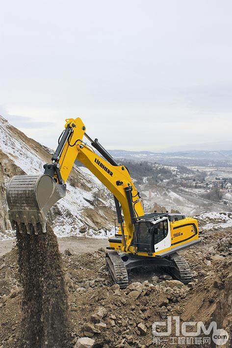 履带式挖掘机R 966：为直接采石和土方作业任务进行针对性设计。