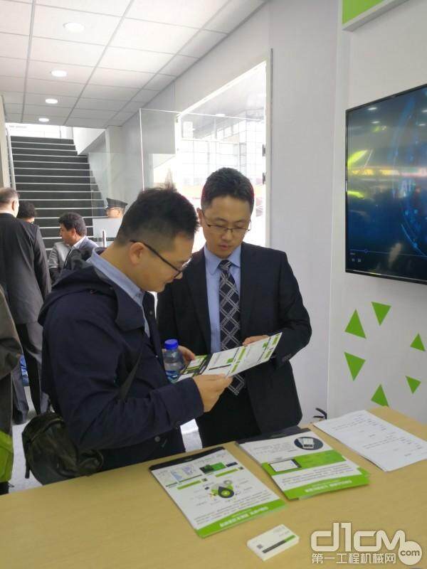 中科云谷科技有限公司CEO王晓冬为客户介绍两款产品 