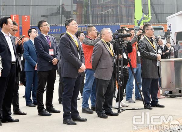 杨安国、马庆丰等公司领导与媒体记者、现场观众共同见证FICS系统的发布