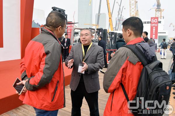 集团公司总经理杨安国接受媒体记者采访