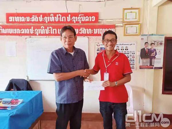 村长阿诺代表村委会对上汽红岩老挝4S店全体员工的捐赠表示了感谢。