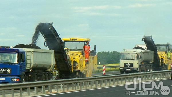 在高速公路上施工的2台宝马格BM 2000/60-2型