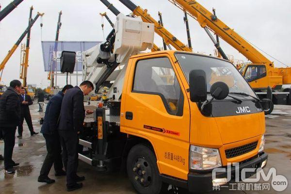 中国初创最大米数蓝牌地面作业车：PTA220C