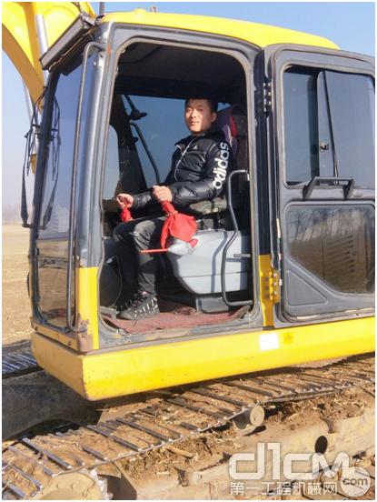 纪坤与他的小松PC110-7挖掘机