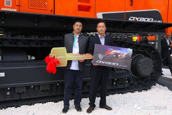 第二天，斗山超大型矿山用设备DX800LC-9C被现场订购