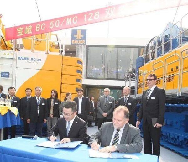 图为Dieter Stetter先生代表德国宝峨与上海隧道工程有限公司签订一台BC50 / MC 128双轮铣槽机的购买协议。 