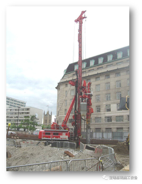 图为宝峨BG 36旋挖钻机在英国伦敦威斯敏斯特公园，采用CCFA全套管长螺旋工法施工
