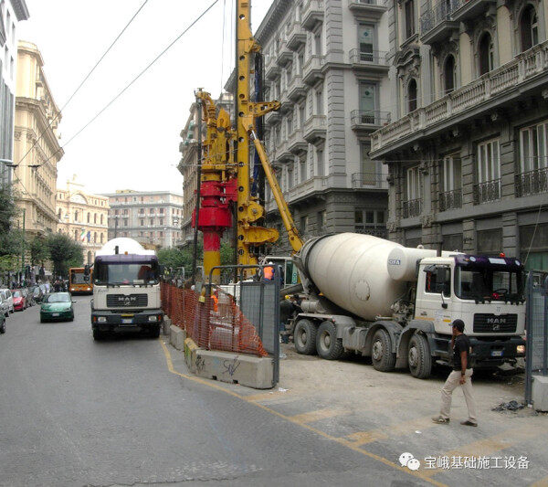 图为宝峨BG 28旋挖钻机在那不勒斯，采用CCFA全套管长螺旋工法