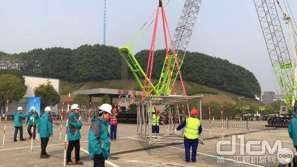 实操预赛项目“履带起重机接杆比赛”现场