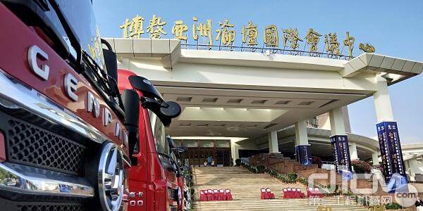 上汽红岩自卸车在博鳌会议中心展示