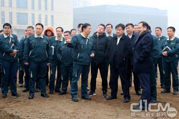 济宁高新区党工委副书记刘章箭考察了一体化施工试验场
