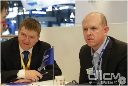 Perkins环球营销总监聶大卫(右)及市场拓展经理李骜华(左)接受第一工程机械网采访