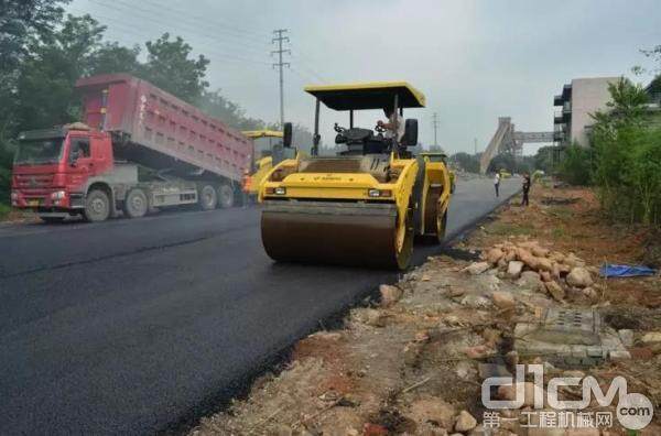 一台宝马格压路机在F2主赛道压实时的场景