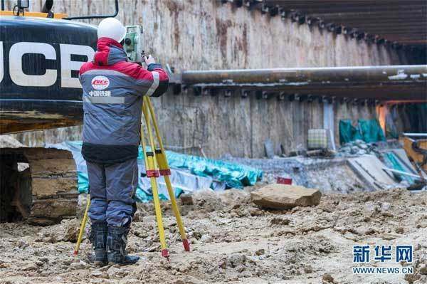 1月25日，在俄罗斯首都莫斯科，施工人员在中国铁建莫斯科地铁建设项目现场工作。