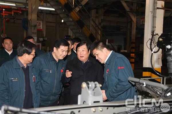 谭旭光与中国重汽卡车公司一线员工面对面交流话改革