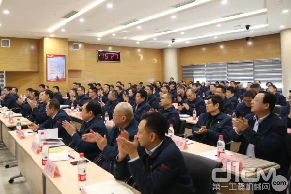 中国重汽集团举行新聘干部专题党课暨2019年绩效合约签字仪式