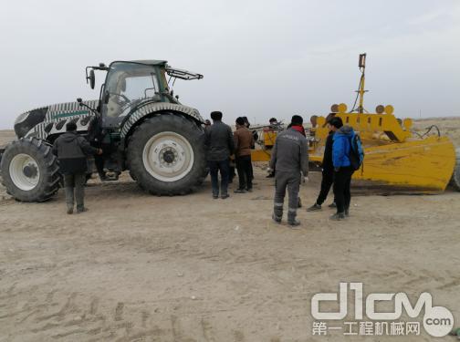 阿波斯大马力智能拖拉机在南疆进行耐寒试验