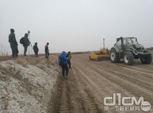 阿波斯大马力智能拖拉机在南疆进行耐寒试验