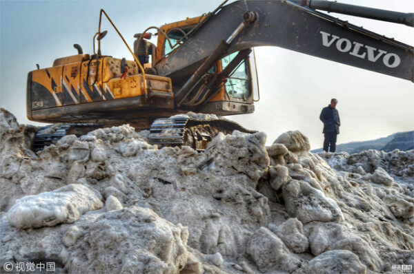 壶口景区出动挖掘机铲除瀑布岸边的堆冰