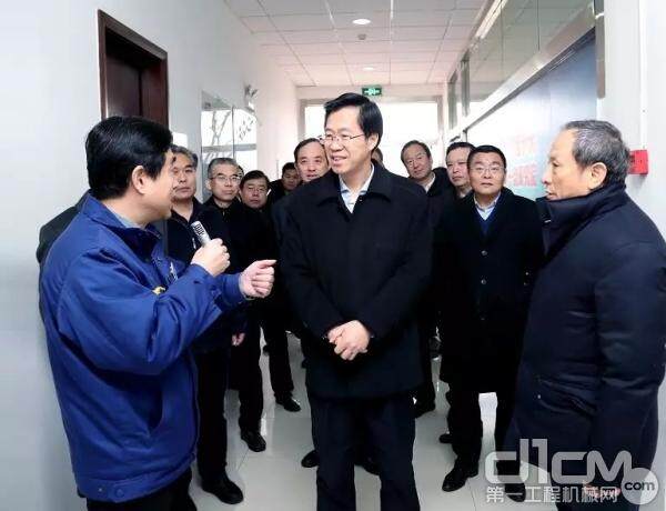庄兆林市长一行参观徐工研究院研发中心
