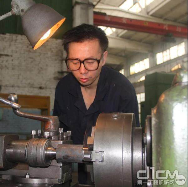 杨宏哲，中国一拖铸造公司机加分厂车工技师