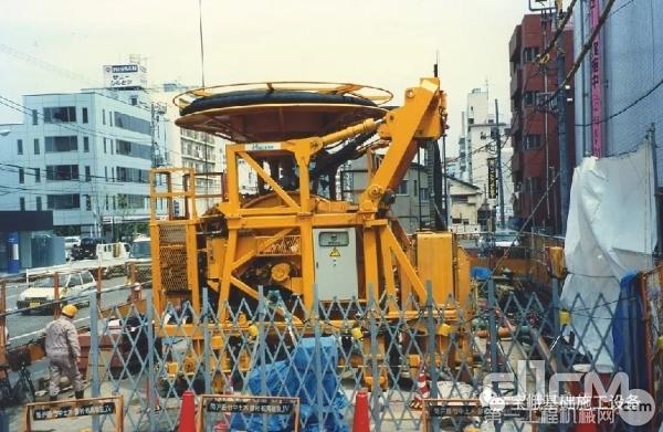 图为1991年用于东京地铁连续墙的第一台宝峨MBC 30低净空铣槽机。