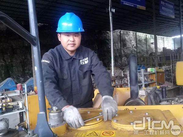 徐工挖机服务工程师梁培江在维修设备