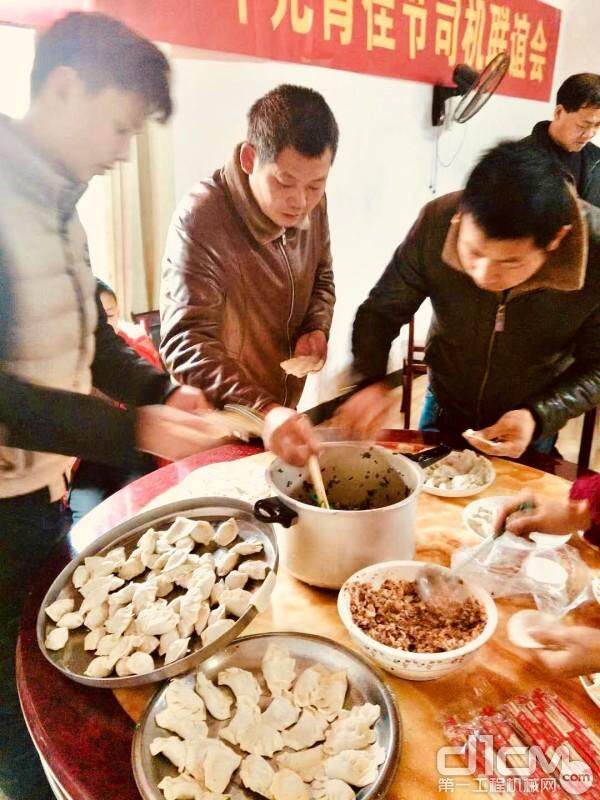 上汽红岩一行人与“红岩村”村民一起包饺子