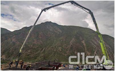 中联重科高精高效56米泵车在海拔4300米高原施工作业