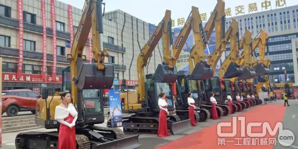 雷沃设备亮相中国重庆(第一届)工程机械产品博览会