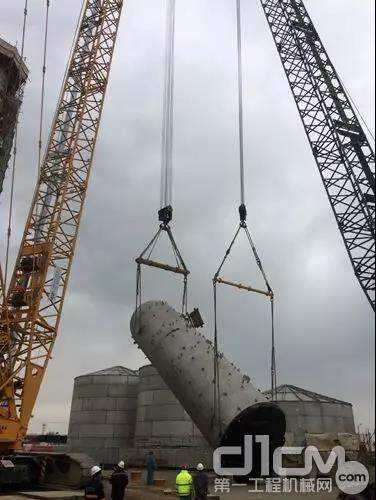 中国建设硝酸项目合成塔成功吊装