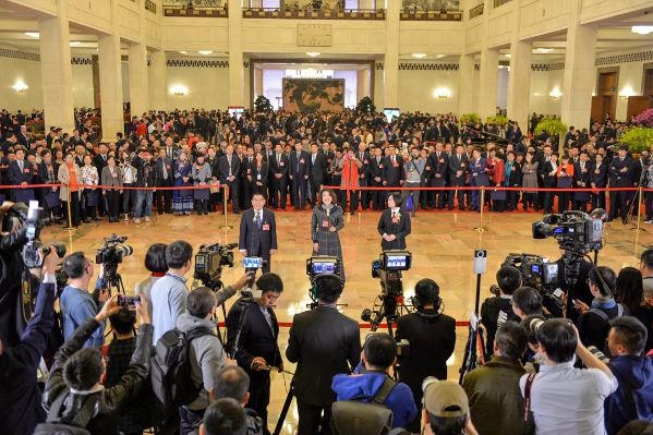 3月8日，十三届全国人大二次会议在北京人民大会堂举行第二次全体会议。这是全国人大代表曾光安、董明珠、厉莉（从左至右）在“代表通道”接受采访。