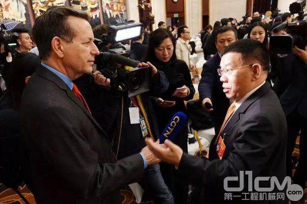 全国人大代表、柳工集团党委书记、董事长曾光安在接受记者采访