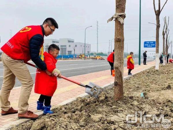 一家大小齐上阵