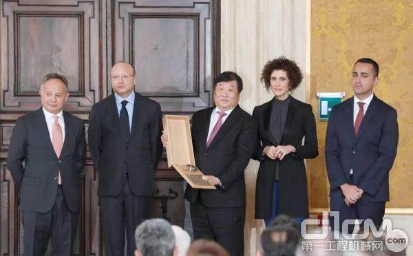 总统见证 谭旭光华获意大利“莱昂纳多国内奖”