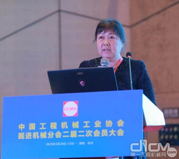 中国工程机械工业协会掘进机械分会执行副会长江琳主持上午的会议