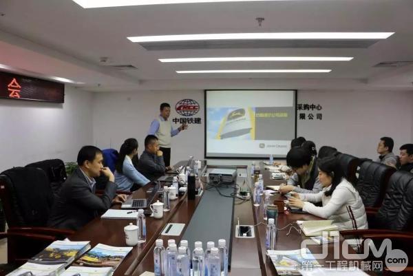 约翰迪尔中国铁建在京召开工程机械技术交流会