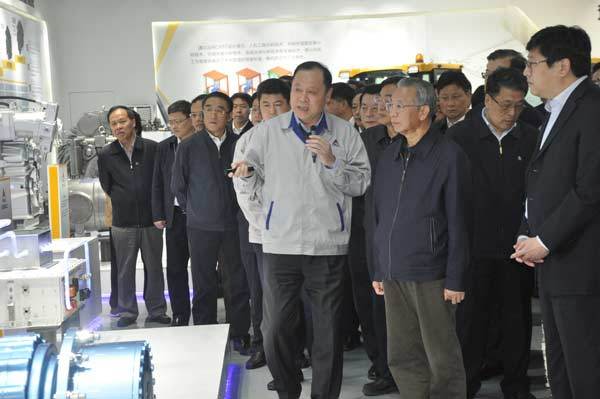 刘家义书记一行首先来到山东临工科技展示中心参观