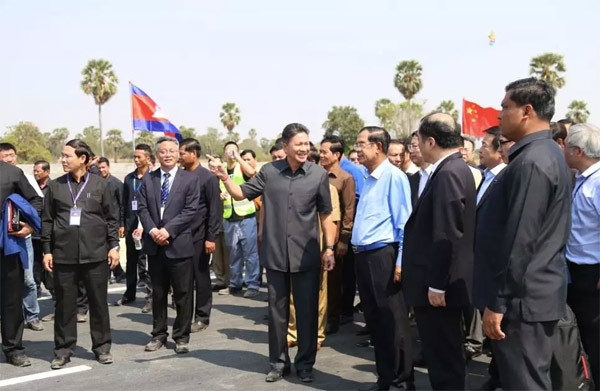 徐工道路总经理与柬埔寨首相洪森等一行领导共同参加开工仪式