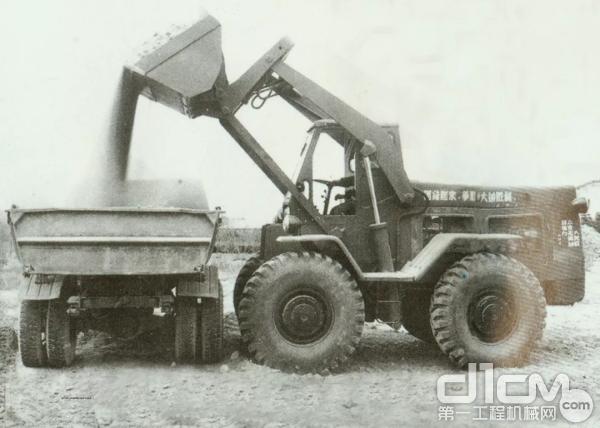 1976年，柳工研制失当时最大的轮式装载机Z490