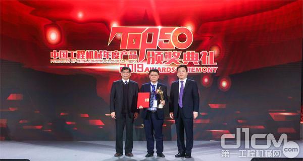 徐工XCA60_E全地面起重机中国工程机械年度产品TOP50(2019)金手指奖获
