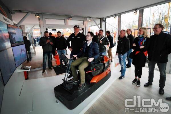 Infracore 5G演示: Doosan Infracore 参加‘宝马(Bauma) 2019’在德国慕尼黑展场演示通过5G技术远程操控8500公里以外仁川工厂的挖掘机。